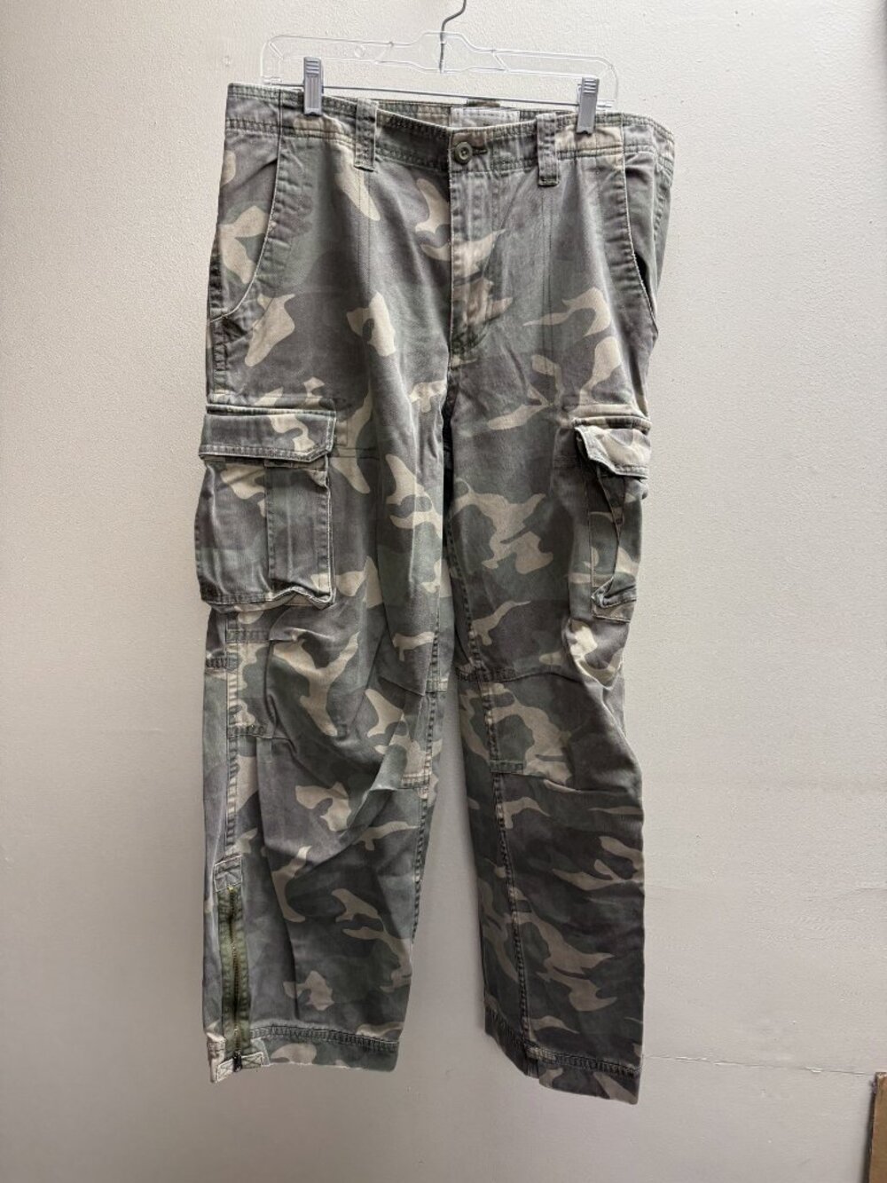 No Boundaries Men's camouflage cargo pants